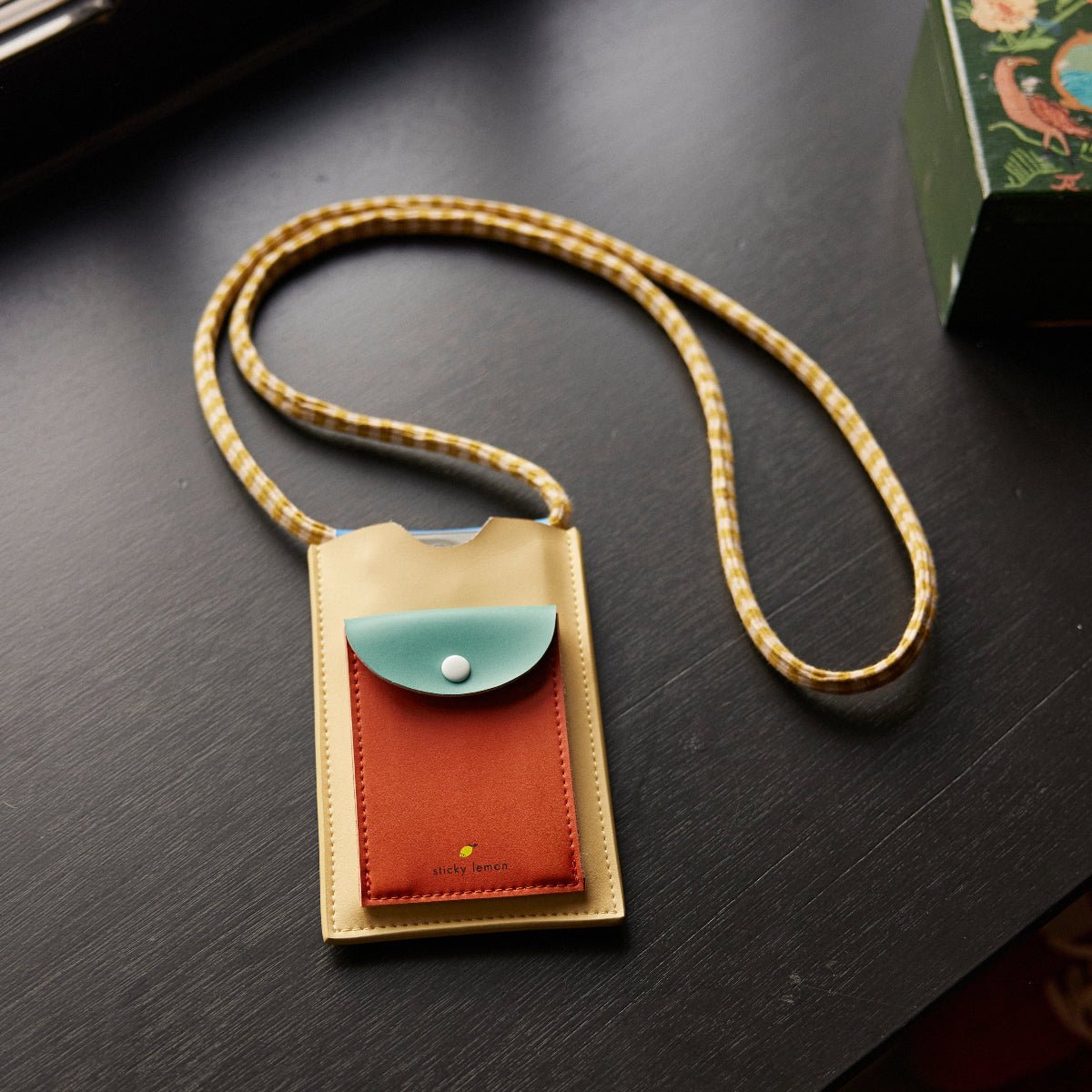 Kapsička na mobil STICKY LEMON Sandy Yellow | Stylové doplňky pro děti a ženy | Lavly.cz