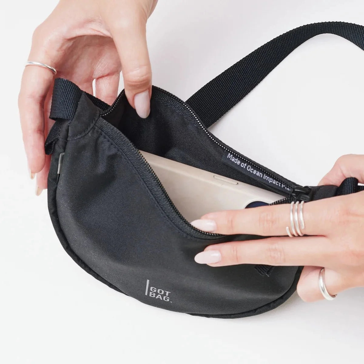 Crossbody ledvinka GOT BAG Moon Mini Black | Lavly.cz
