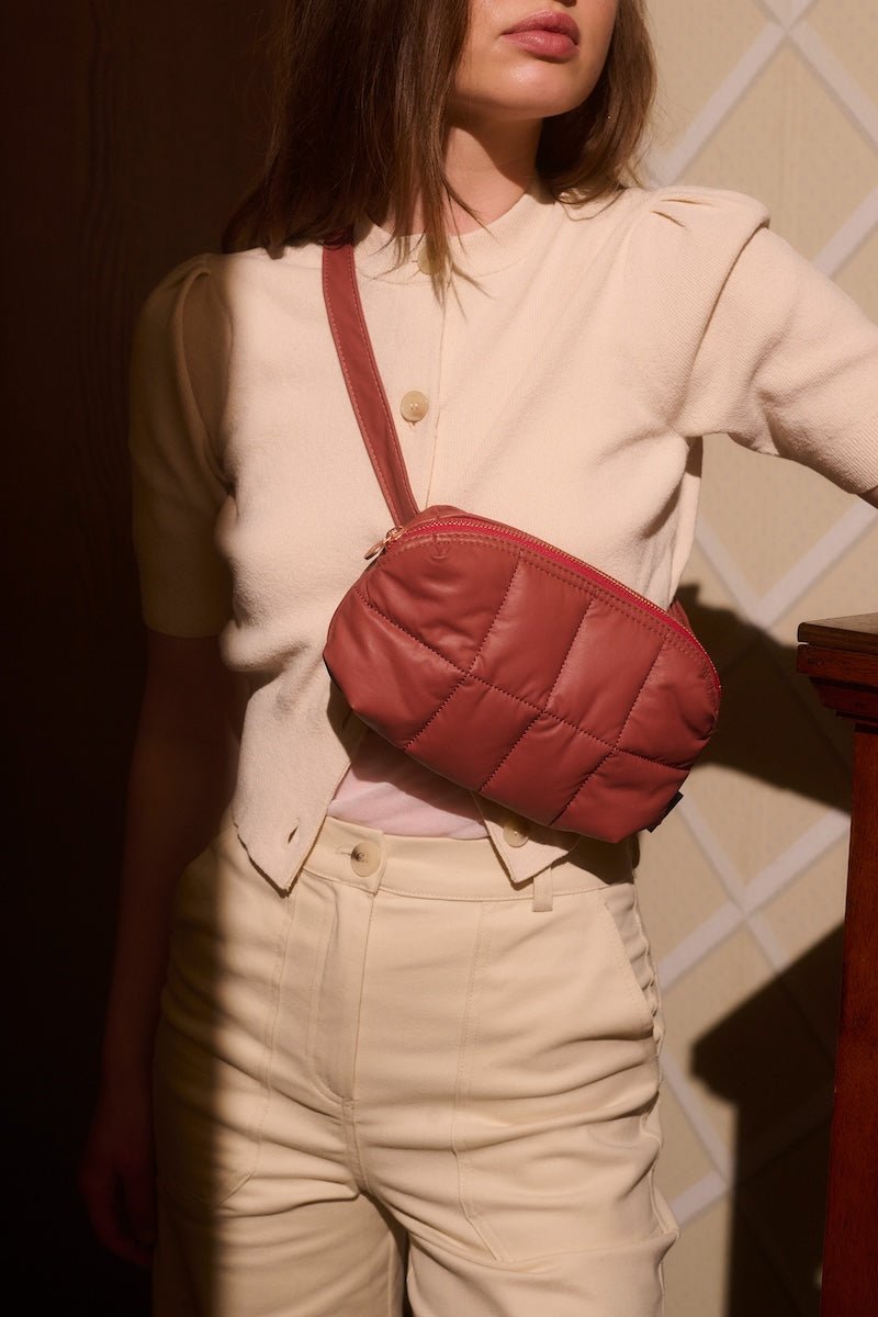 Crossbody ledvinka TINNE+MIA Cilou Red Wood | Lavly.cz