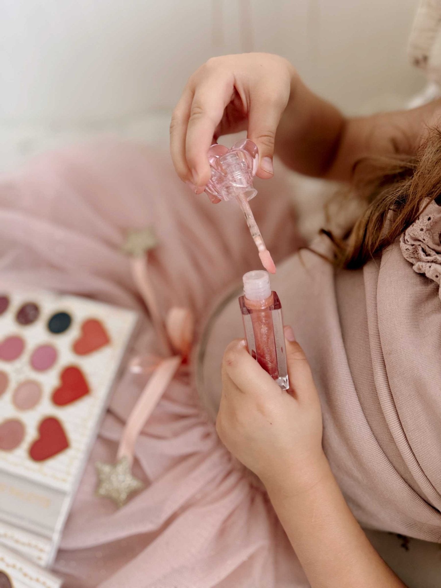 Dětský lesk na rty MRS. ERTHA Glitter Pink | Lavly.cz