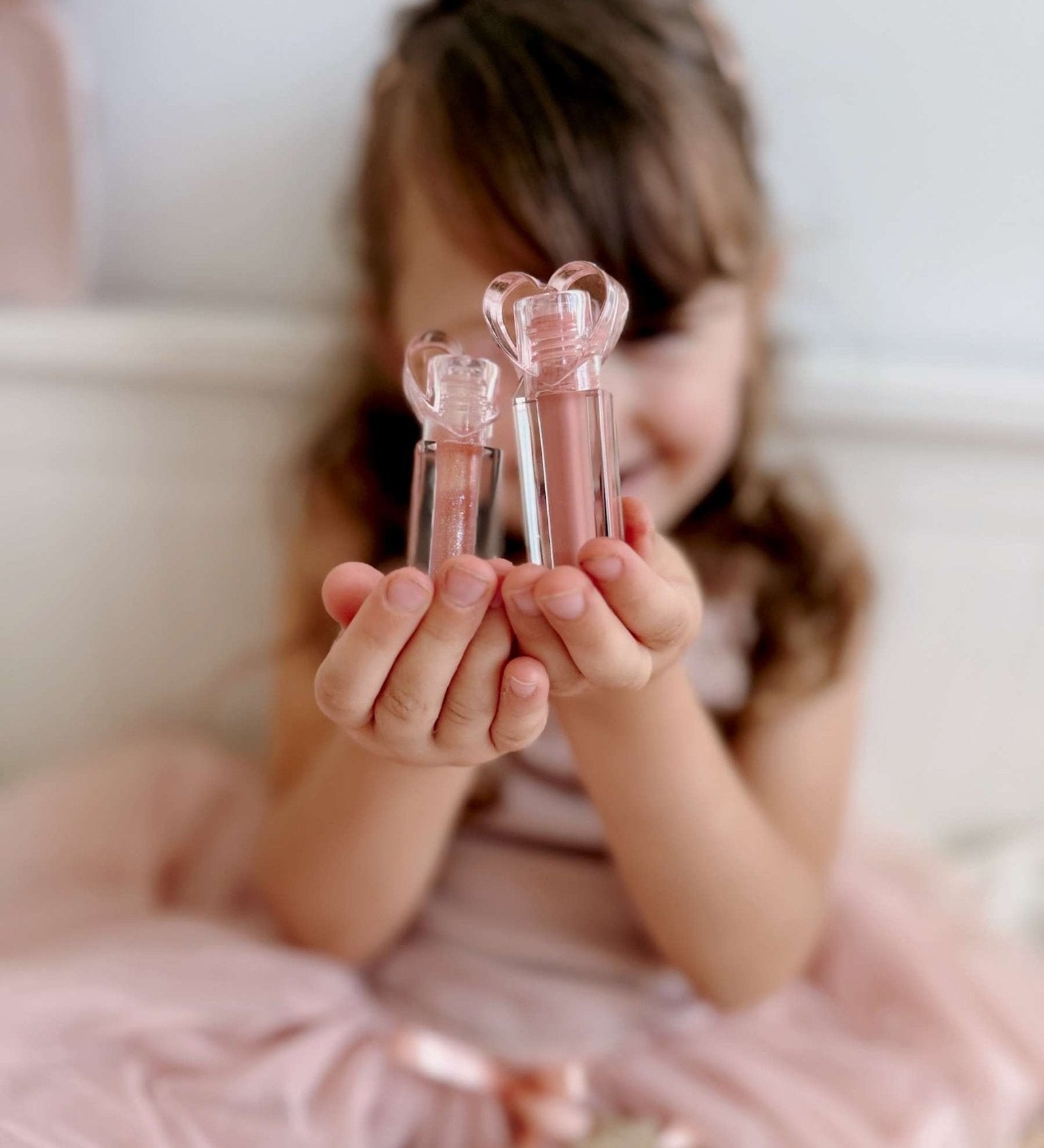 Dětský lesk na rty MRS. ERTHA Nude Pink | Lavly.cz