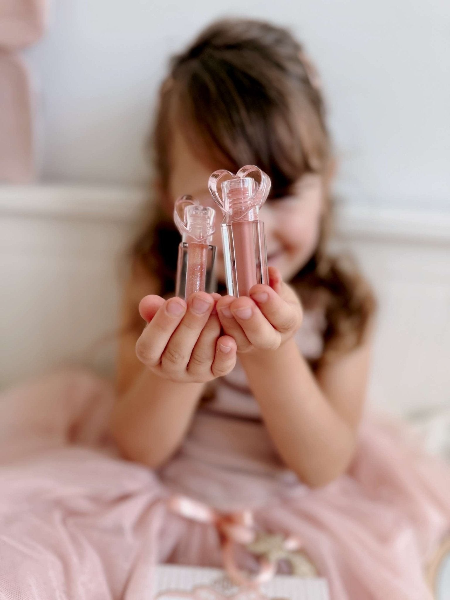 Dětský lesk na rty MRS. ERTHA Nude Pink | Lavly.cz