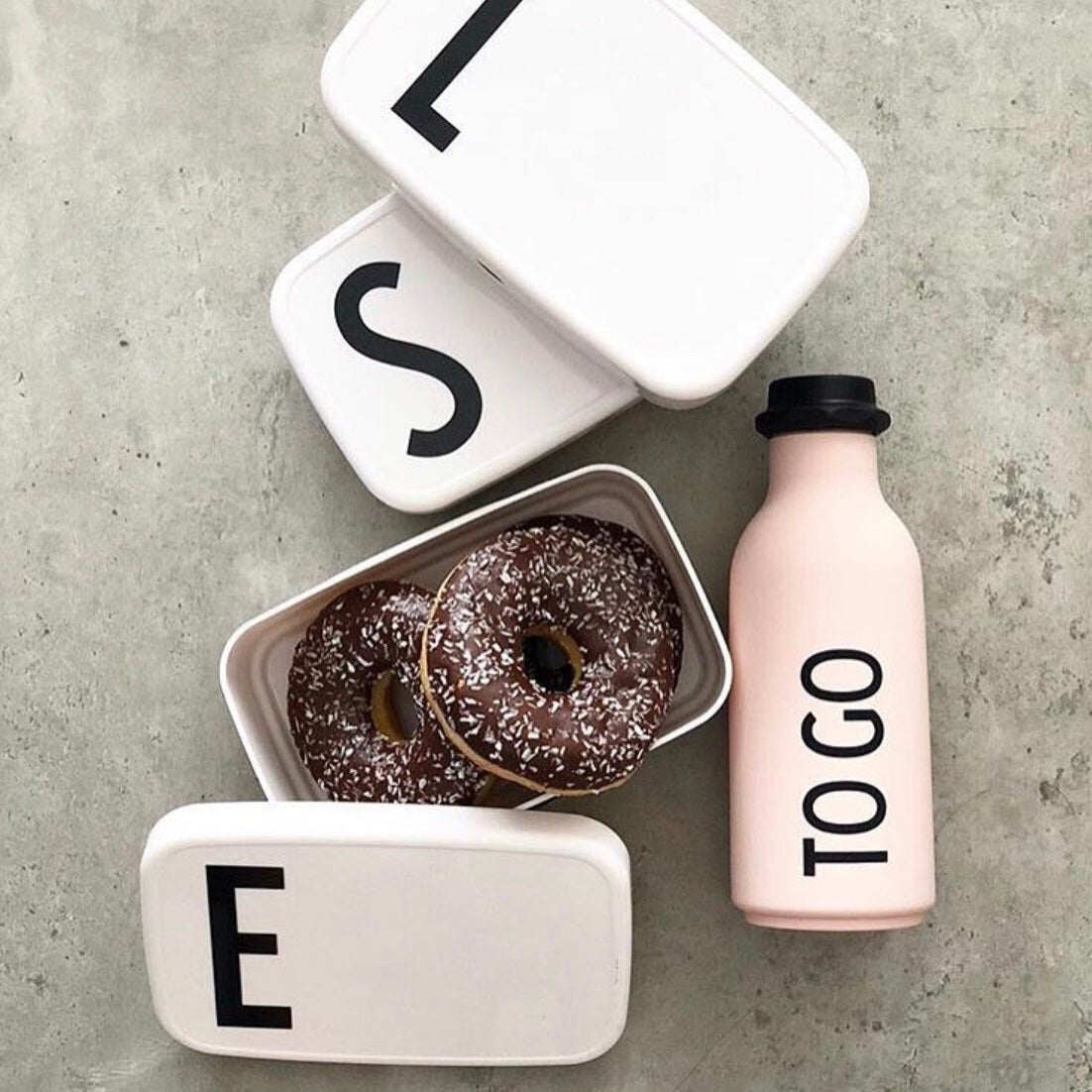 Dětský personalizovaný svačinový box DESIGN LETTERS | Stylové doplňky pro děti a ženy | Lavly.cz