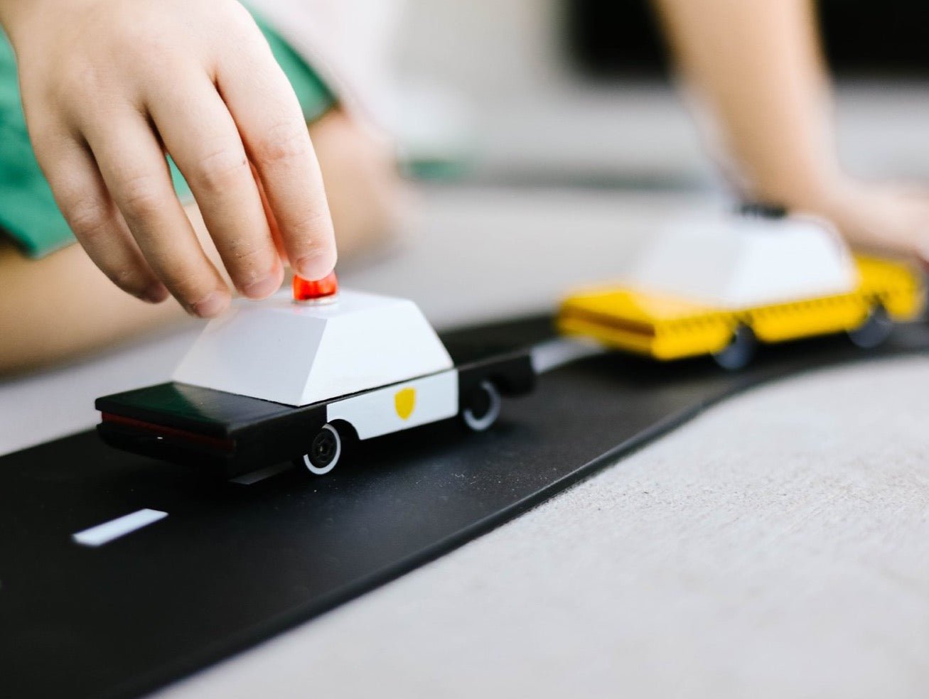 Dřevěné autíčko CANDYLAB Candycar Policie | Stylové doplňky pro děti a ženy | Lavly.cz