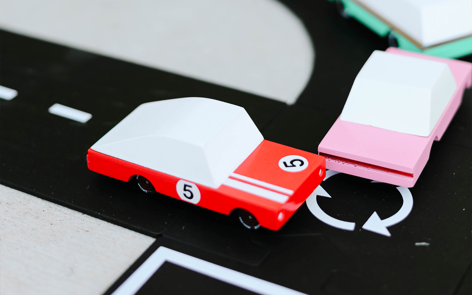 Dřevěné autíčko CANDYLAB Candycar Red Racer 5 | Stylové doplňky pro děti a ženy | Lavly.cz