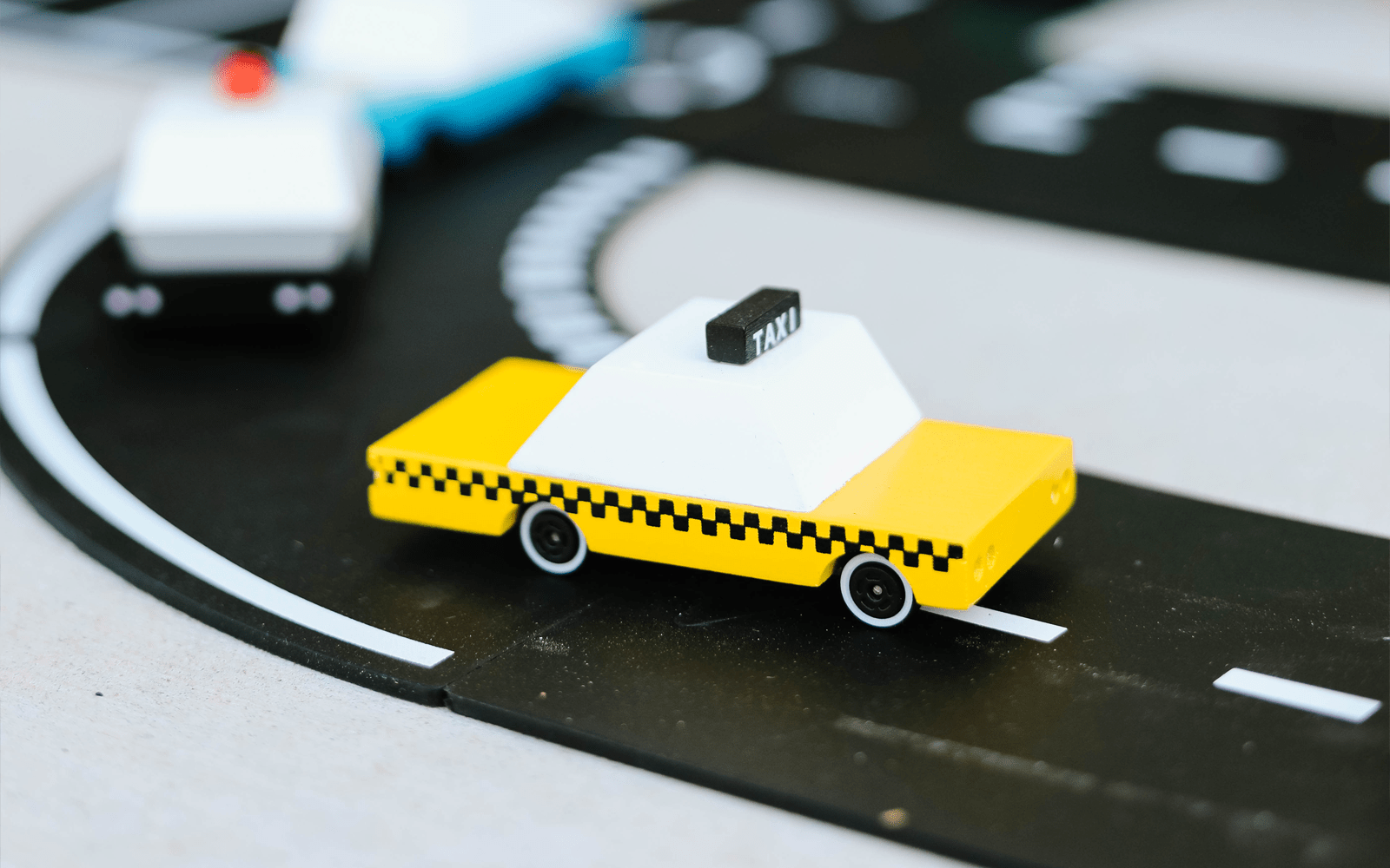 Dřevěné autíčko CANDYLAB Candycar Taxi | Stylové doplňky pro děti a ženy | Lavly.cz