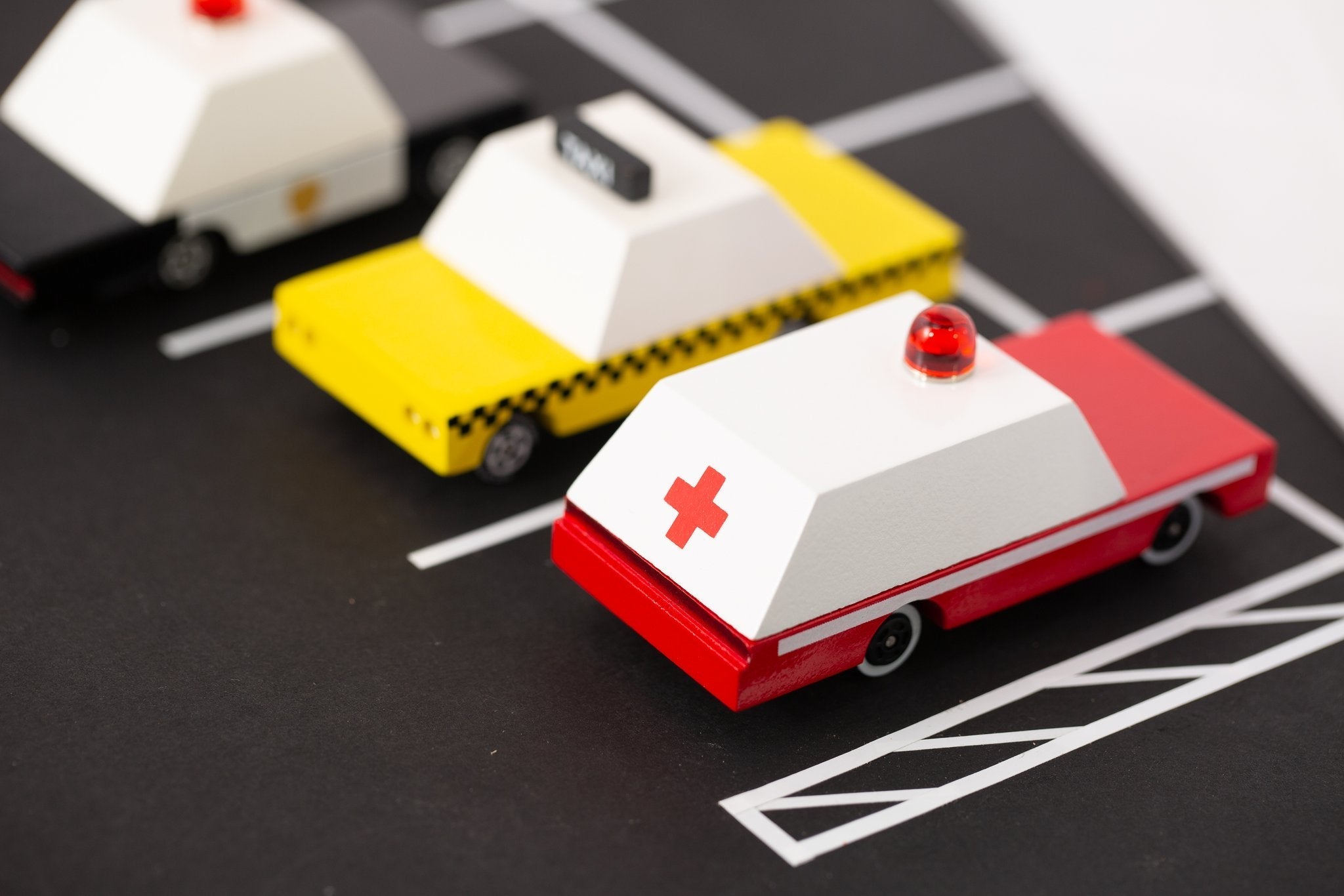Dřevěné autíčko CANDYLAB Candycar Taxi | Stylové doplňky pro děti a ženy | Lavly.cz