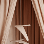 Dřevěné vlaštovky nad postýlku CHARLIE CRANE Kano | Stylové doplňky pro děti a ženy | Lavly.cz