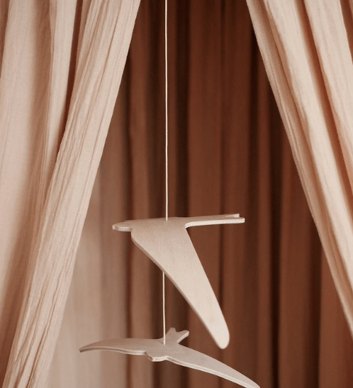 Dřevěné vlaštovky nad postýlku CHARLIE CRANE Kano | Stylové doplňky pro děti a ženy | Lavly.cz