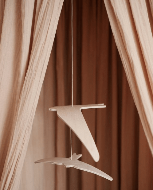 Dřevěné vlaštovky nad postýlku CHARLIE CRANE Kano | Stylové doplňky pro děti a ženy | Lavly.cz