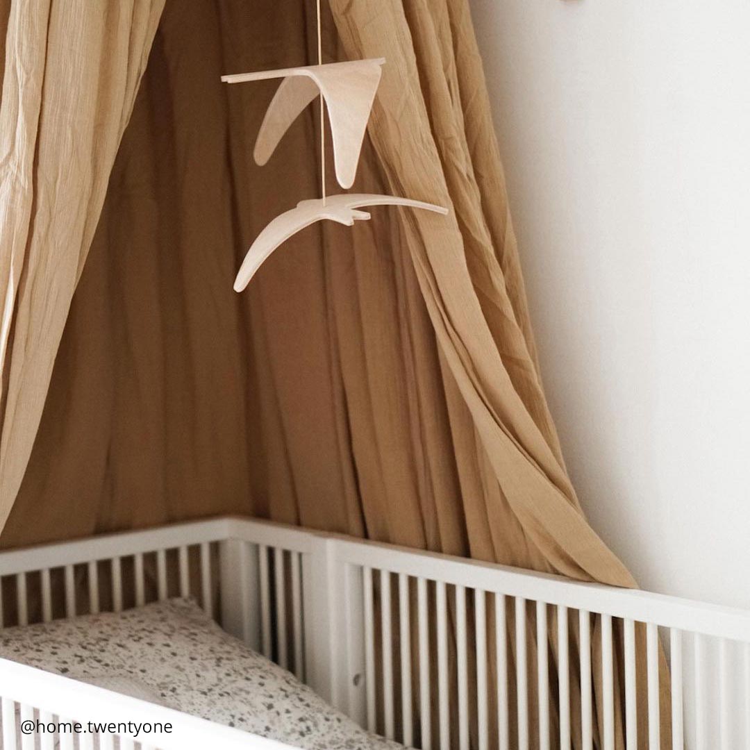 Dřevěné vlaštovky nad postýlku CHARLIE CRANE Kano | Stylové doplňky pro děti a ženy | Lavly.cz