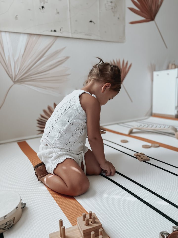 Hrací podložka LITTLE BOT Country Road Nordic + Stripe | Stylové doplňky pro děti a ženy | Lavly.cz