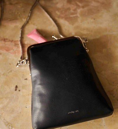 Kabelka na mobil THE STICKY SIS CLUB Chic Black | Lavly.cz