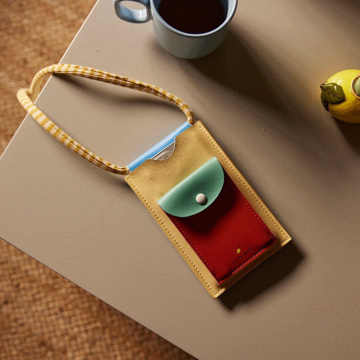 Kapsička na mobil STICKY LEMON Sandy Yellow | Stylové doplňky pro děti a ženy | Lavly.cz