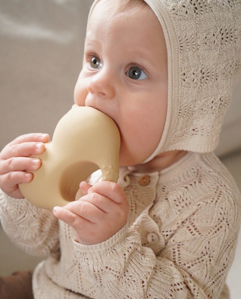 Kaučukové kousátko KONGES SLOJD Babs Creamy White | Stylové doplňky pro děti a ženy | Lavly.cz