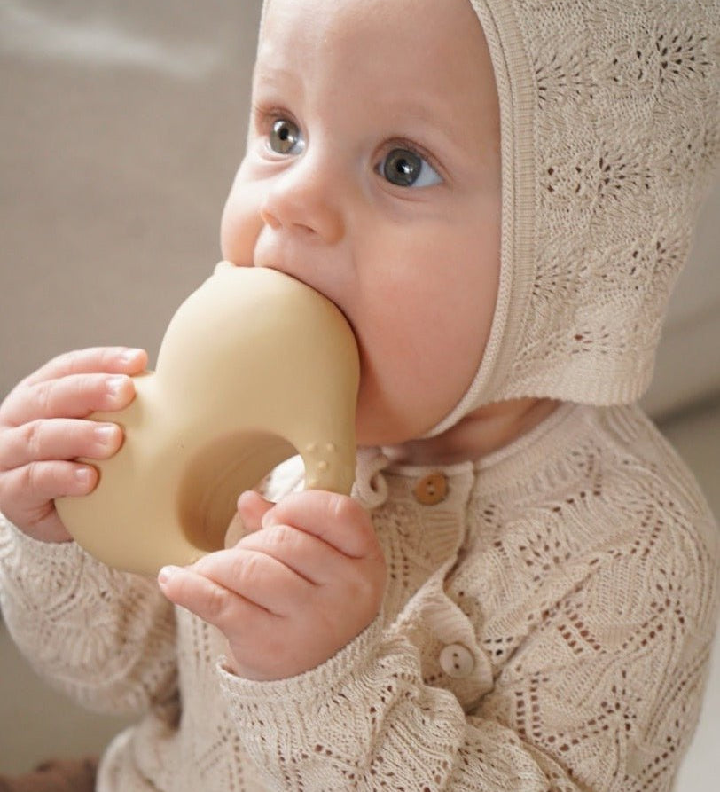 Kaučukové kousátko KONGES SLOJD Babs Creamy White | Stylové doplňky pro děti a ženy | Lavly.cz