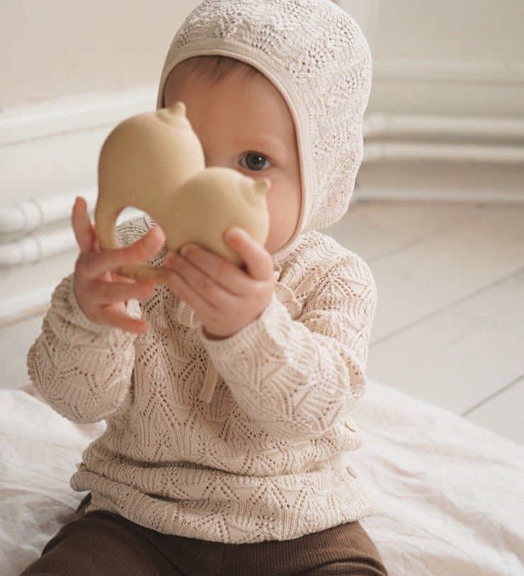 Kaučukové kousátko KONGES SLOJD Babs Creamy White | Stylové doplňky pro děti a ženy | Lavly.cz