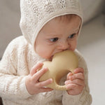 Kaučukové kousátko KONGES SLOJD Babs Creamy White | Stylové doplňky pro děti a ženy | Lavly.cz