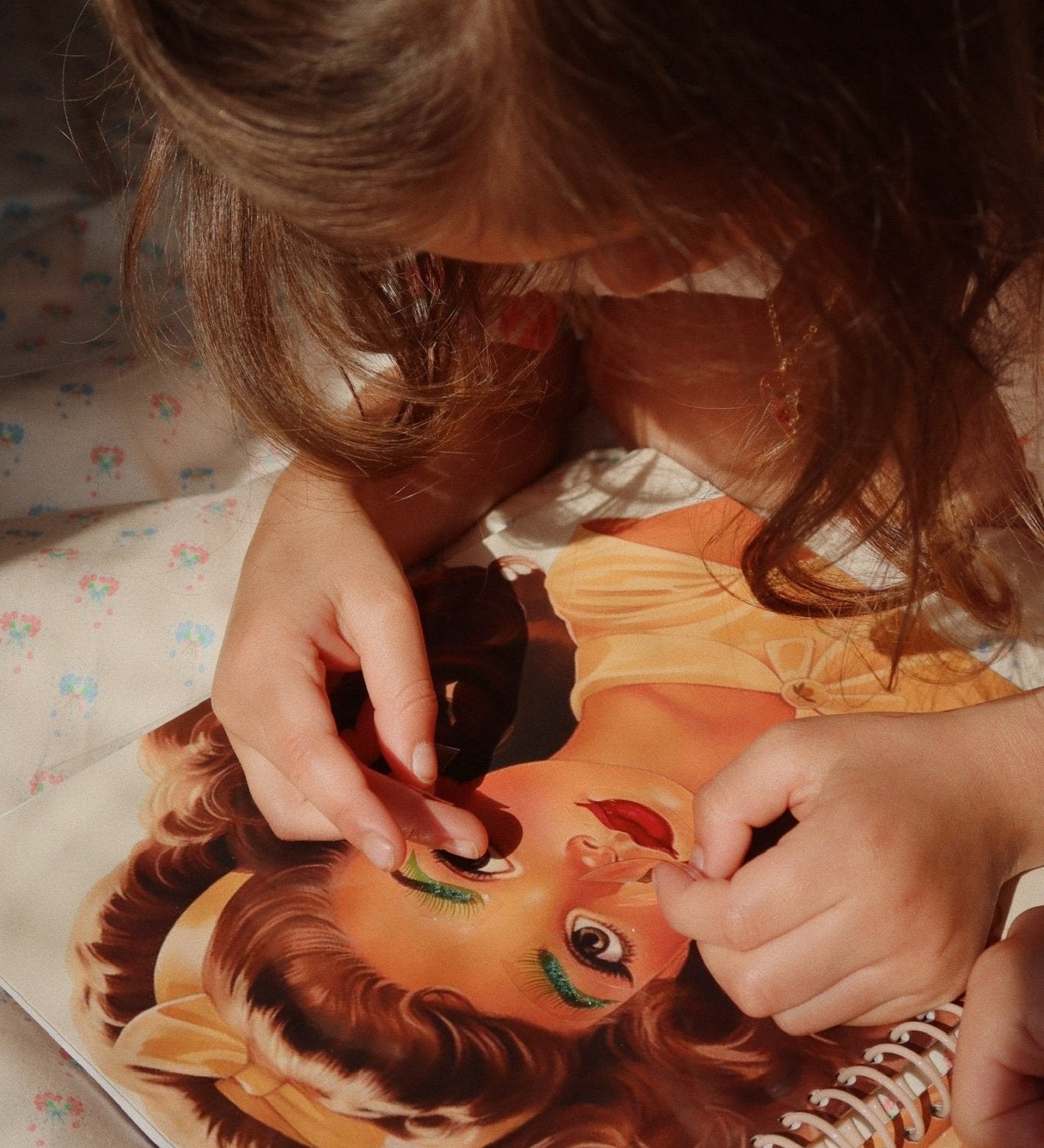 Knížka se samolepkami KONGES SLOJD Glam Me Up | Stylové doplňky pro děti a ženy | Lavly.cz