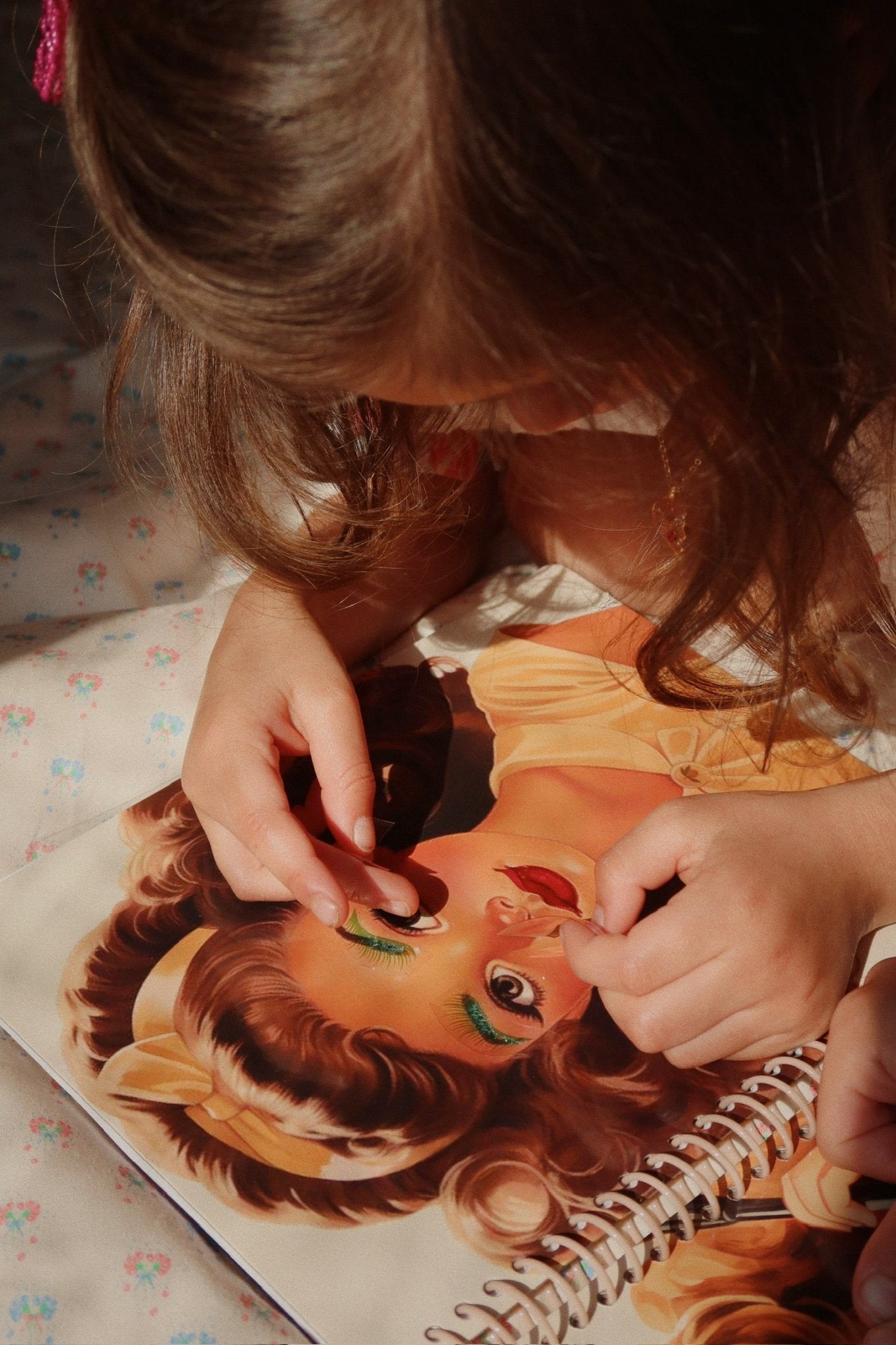 Knížka se samolepkami KONGES SLOJD Glam Me Up | Stylové doplňky pro děti a ženy | Lavly.cz