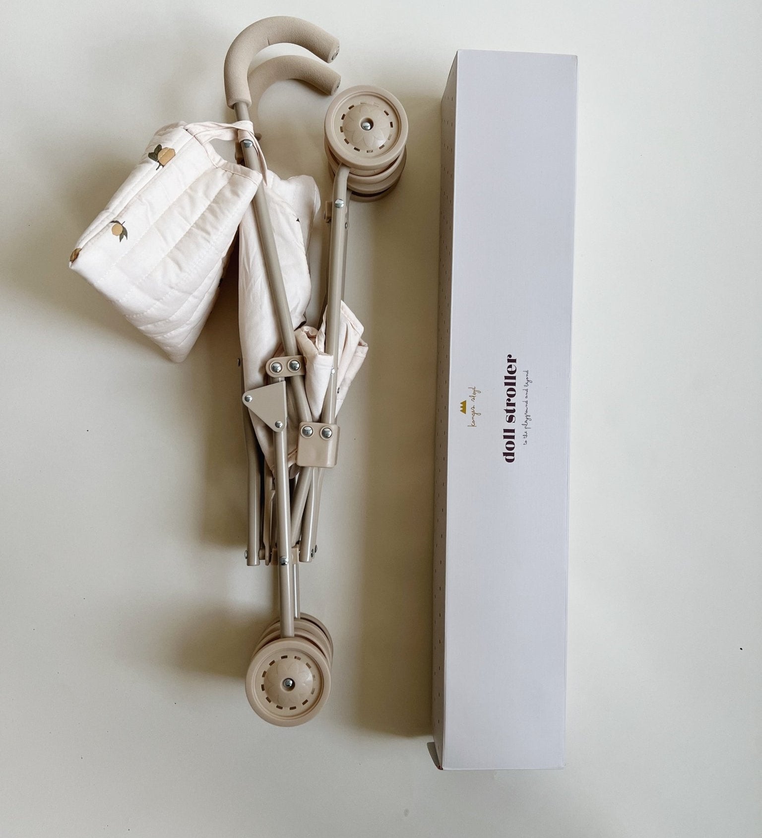 Kočárek pro panenky KONGES SLOJD Cherry Blush | Stylové doplňky pro děti a ženy | Lavly.cz