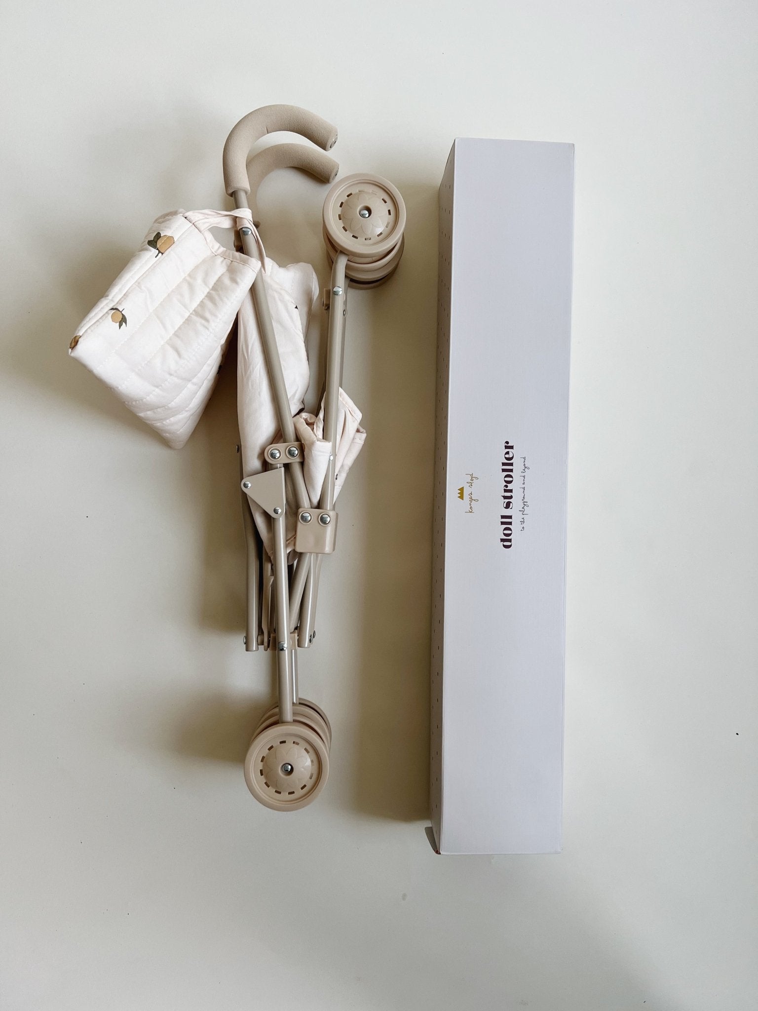 Kočárek pro panenky KONGES SLOJD Cherry Blush | Stylové doplňky pro děti a ženy | Lavly.cz