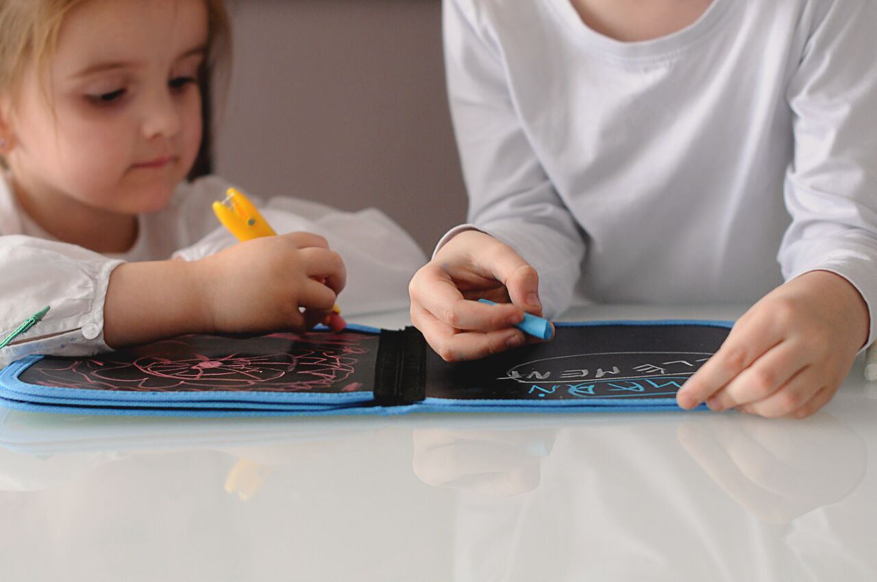 Kreslicí knížka s křídami JAQ JAQ BIRD Vlaky a metro | Stylové doplňky pro děti a ženy | Lavly.cz