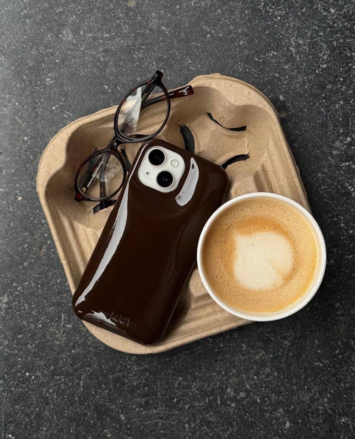 Kryt na iPhone HOLDIT Puffy Chocolate | Lavly.cz