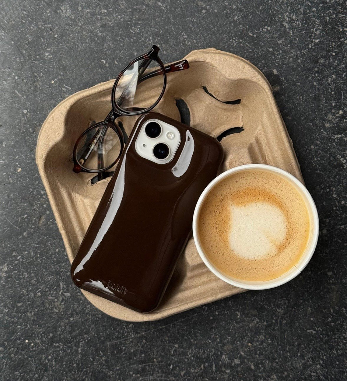 Kryt na iPhone HOLDIT Puffy Chocolate | Lavly.cz