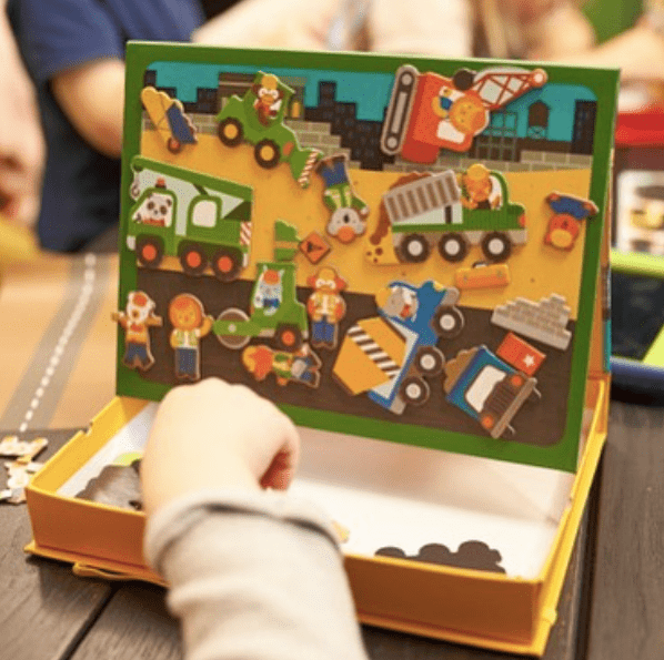 Magnetická tabulka s magnety PETIT COLLAGE Na stavbě | Stylové doplňky pro děti a ženy | Lavly.cz