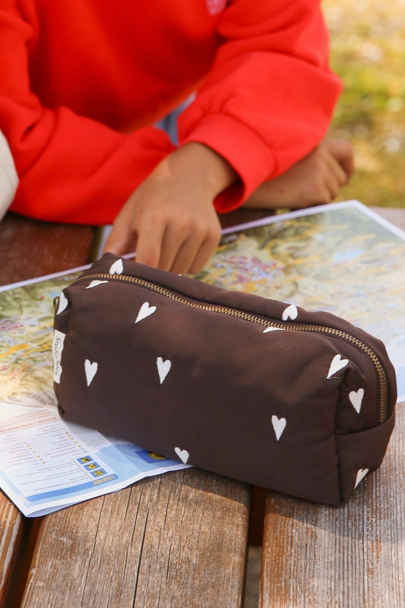 Multifunkční taška STUDIO NOOS Pouch Brown Hearts Puffy | Lavly.cz