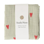 Mušelínová plena STUDIO NOOS Green Hearts 70 x 70 cm | Lavly.cz