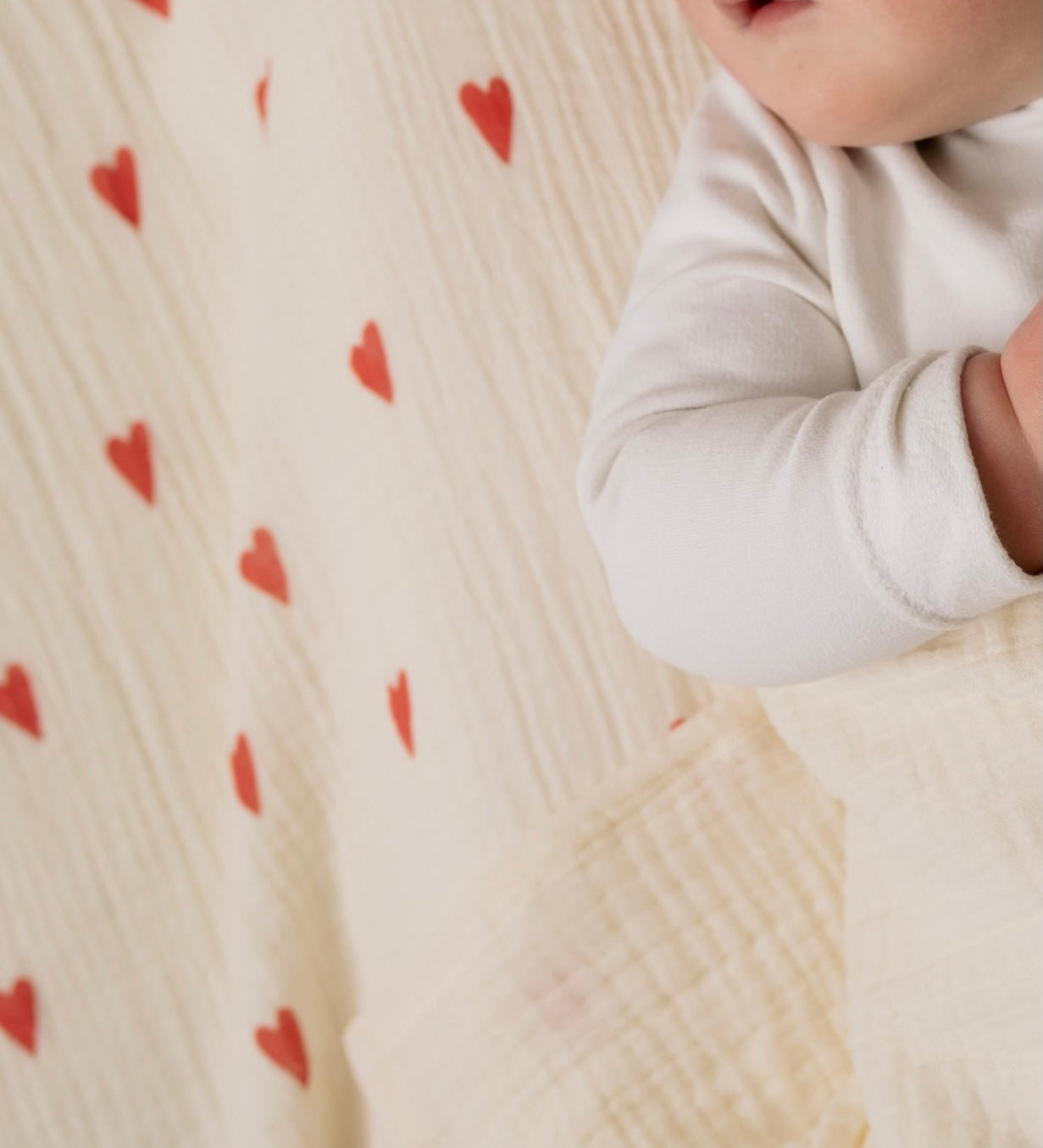 Mušelínová plena STUDIO NOOS Neutral Hearts | Lavly.cz