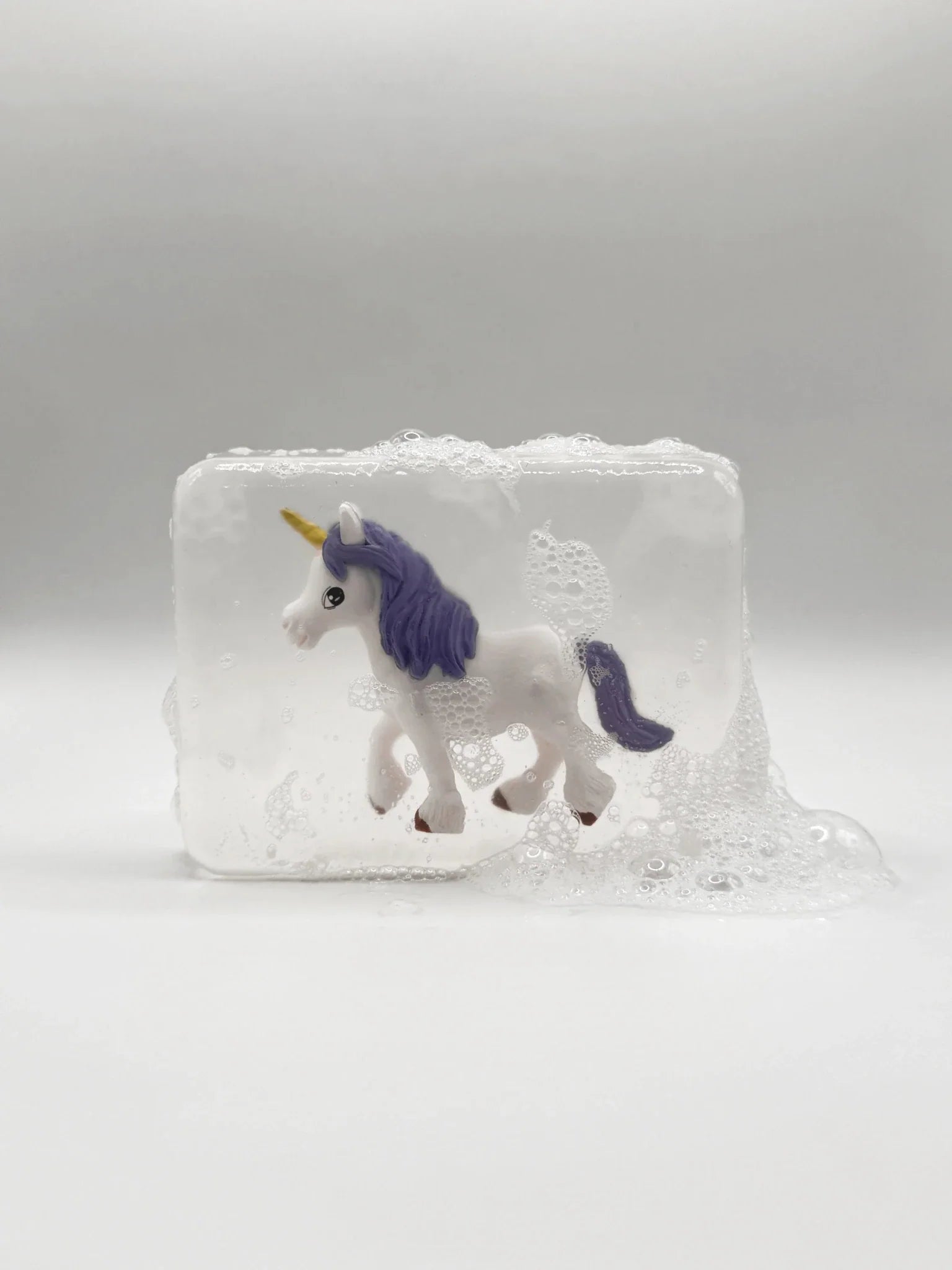 Mýdlo s hračkou uvnitř LUDI SOAP Unicorn Violet | Lavly.cz