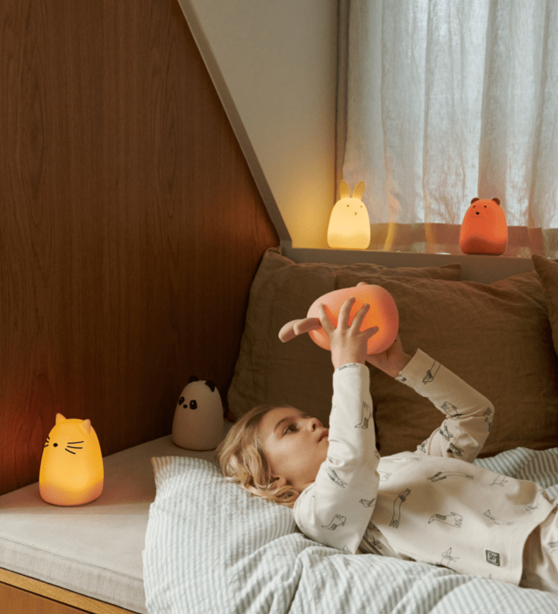 Noční světlo LIEWOOD Winston Králíček Dark Rose | Stylové doplňky pro děti a ženy | Lavly.cz