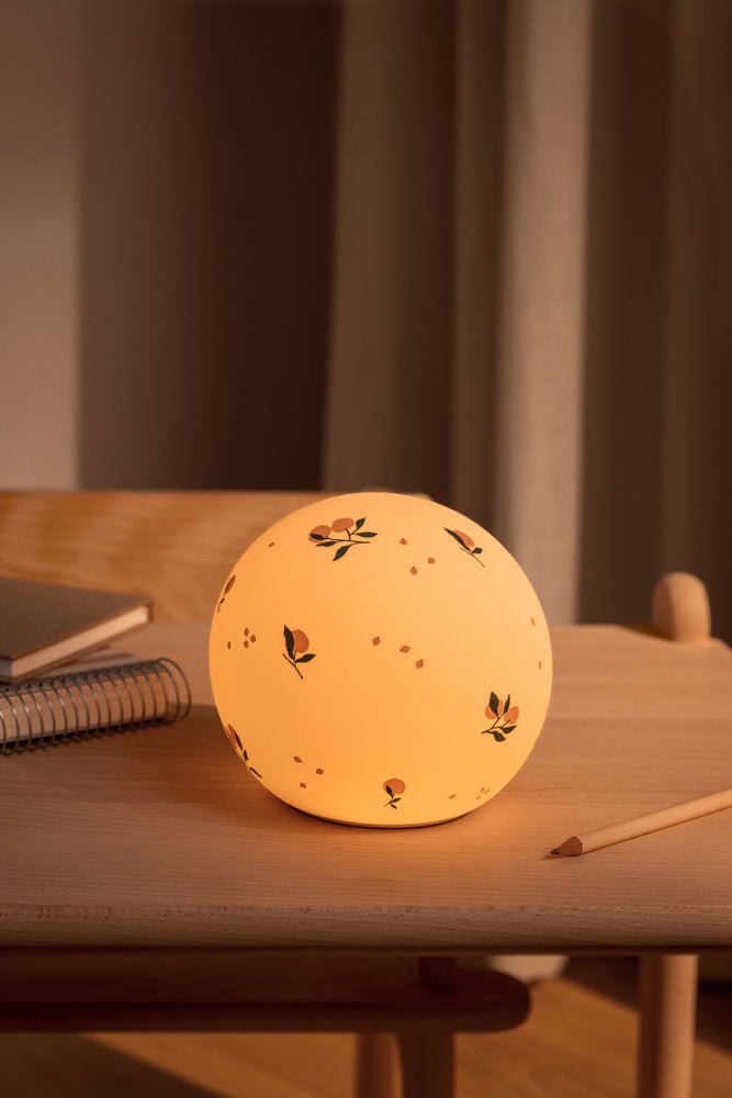 Noční světlo LIEWOOD Yuki Peach / Sea Shell | Stylové doplňky pro děti a ženy | Lavly.cz