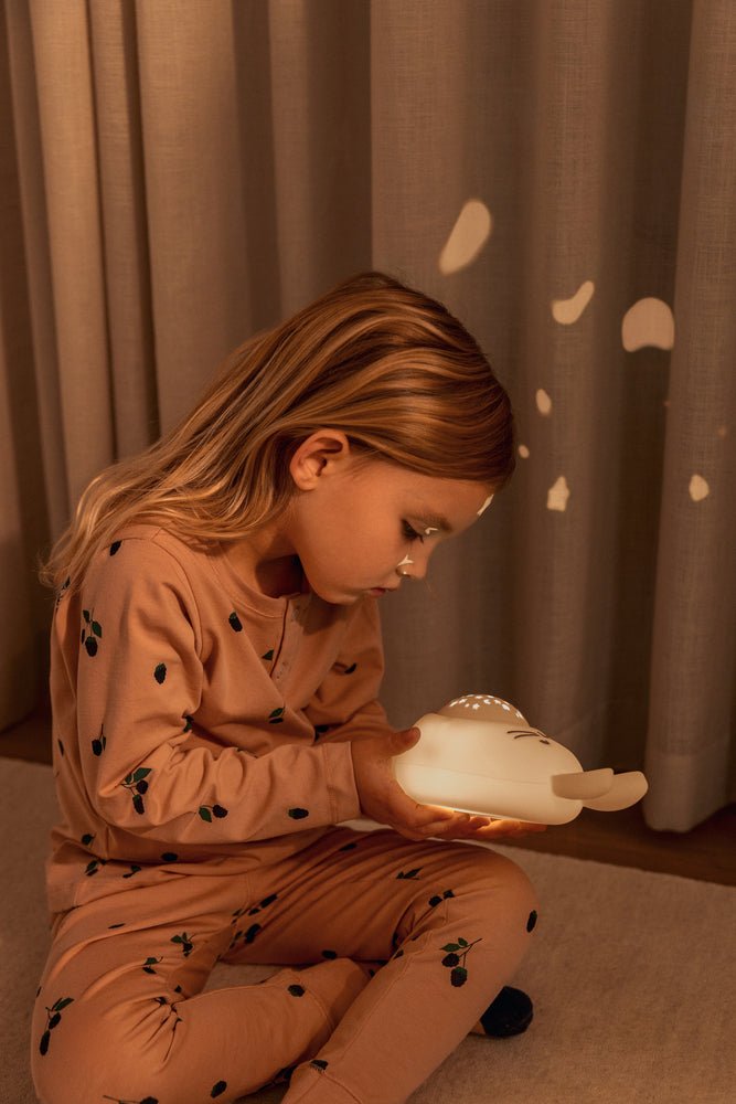 Noční světlo s melodiemi a projektorem LIEWOOD Králíček Manuel | Stylové doplňky pro děti a ženy | Lavly.cz
