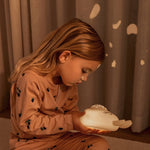 Noční světlo s melodiemi a projektorem LIEWOOD Králíček Manuel | Stylové doplňky pro děti a ženy | Lavly.cz