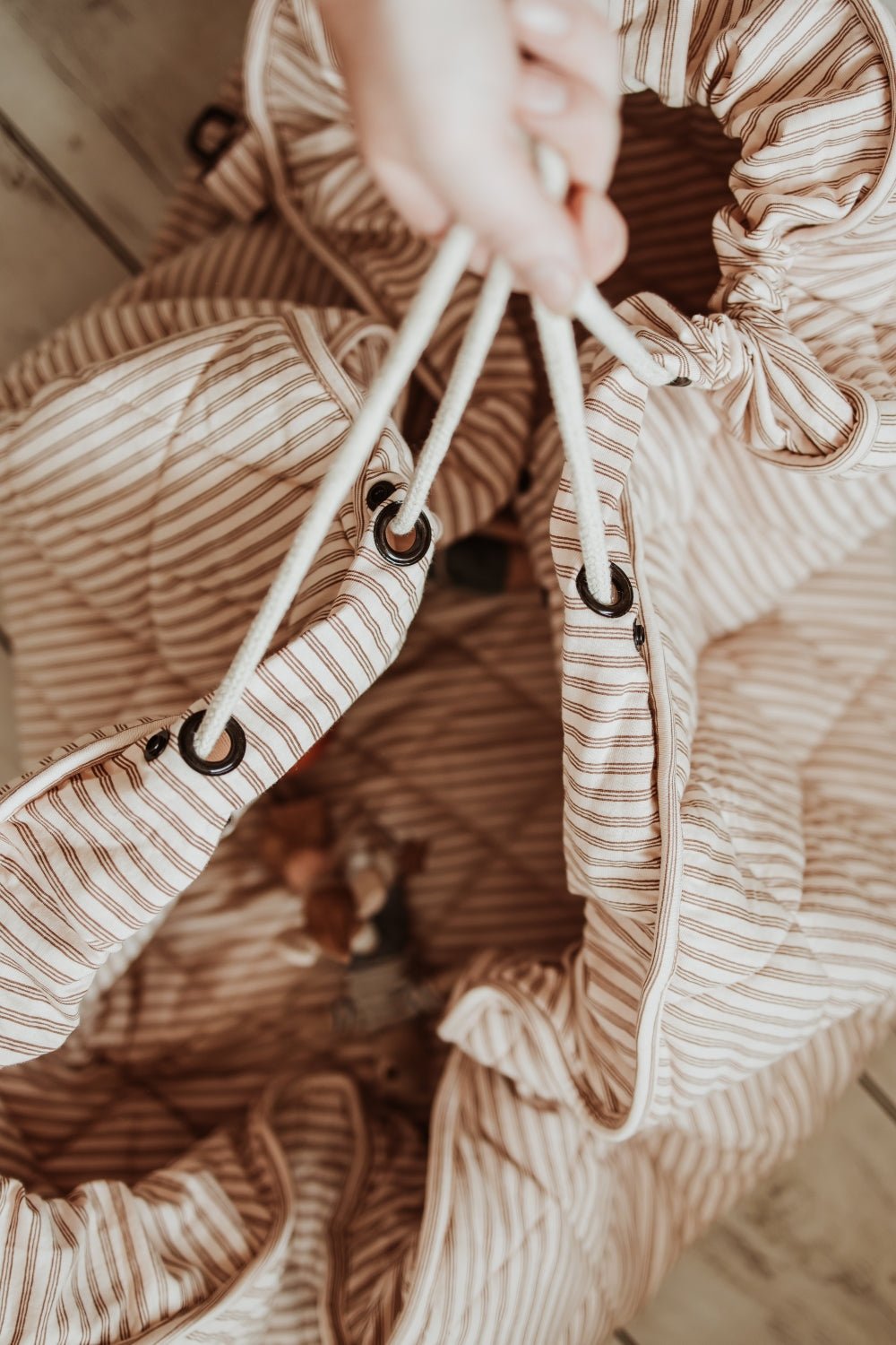 PLAY&GO BABY Organic Hrací podložka / Vak na hračky / Taška Stripes Brown | Stylové doplňky pro děti a ženy | Lavly.cz