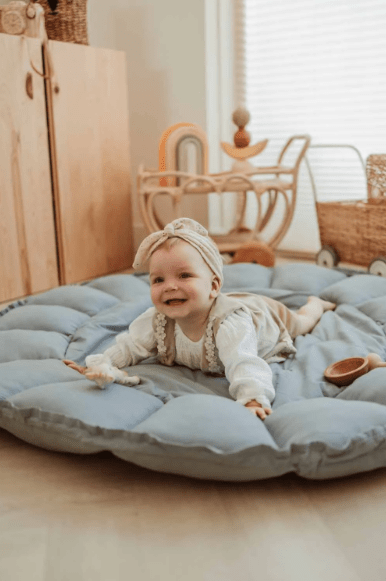 PLAY&GO Bloom Hrací podložka / Hnízdečko Dusty Blue | Stylové doplňky pro děti a ženy | Lavly.cz