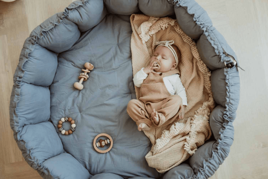 PLAY&GO Bloom Hrací podložka / Hnízdečko Dusty Blue | Stylové doplňky pro děti a ženy | Lavly.cz