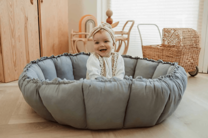 PLAY&GO Bloom Hrací podložka / Hnízdečko Dusty Blue | Stylové doplňky pro děti a ženy | Lavly.cz