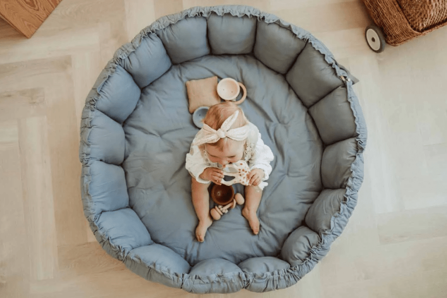 PLAY&GO Bloom Hrací podložka / Hnízdečko Dusty Blue | Stylové doplňky pro děti a ženy | Lavly.cz