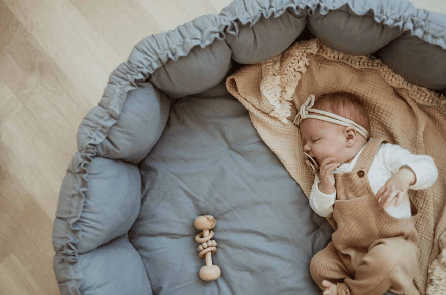 PLAY&GO Bloom Hrací podložka / Hnízdečko Dusty Blue | Stylové doplňky pro děti a ženy | Lavly.cz