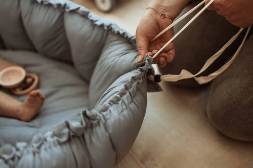 PLAY&GO Bloom Hrací podložka / Hnízdečko Dusty Blue | Stylové doplňky pro děti a ženy | Lavly.cz