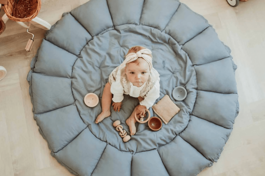 PLAY&GO Bloom Hrací podložka / Hnízdečko Dusty Blue | Stylové doplňky pro děti a ženy | Lavly.cz