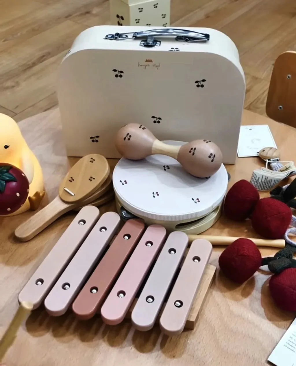 Set čtyř hudebních nástrojů KONGES SLOJD Cherry Glossy | Stylové doplňky pro děti a ženy | Lavly.cz