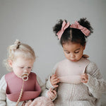 Silikonové bryndáčky MUSHIE | Stylové doplňky pro děti a ženy | Lavly.cz