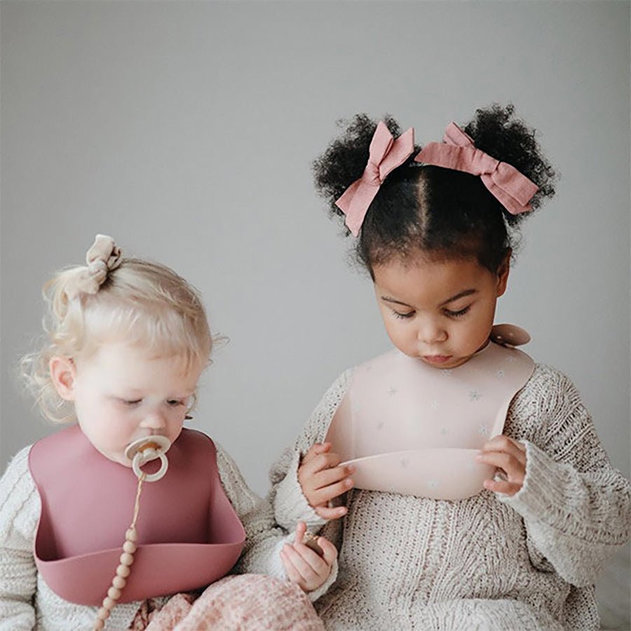 Silikonové bryndáčky MUSHIE | Stylové doplňky pro děti a ženy | Lavly.cz