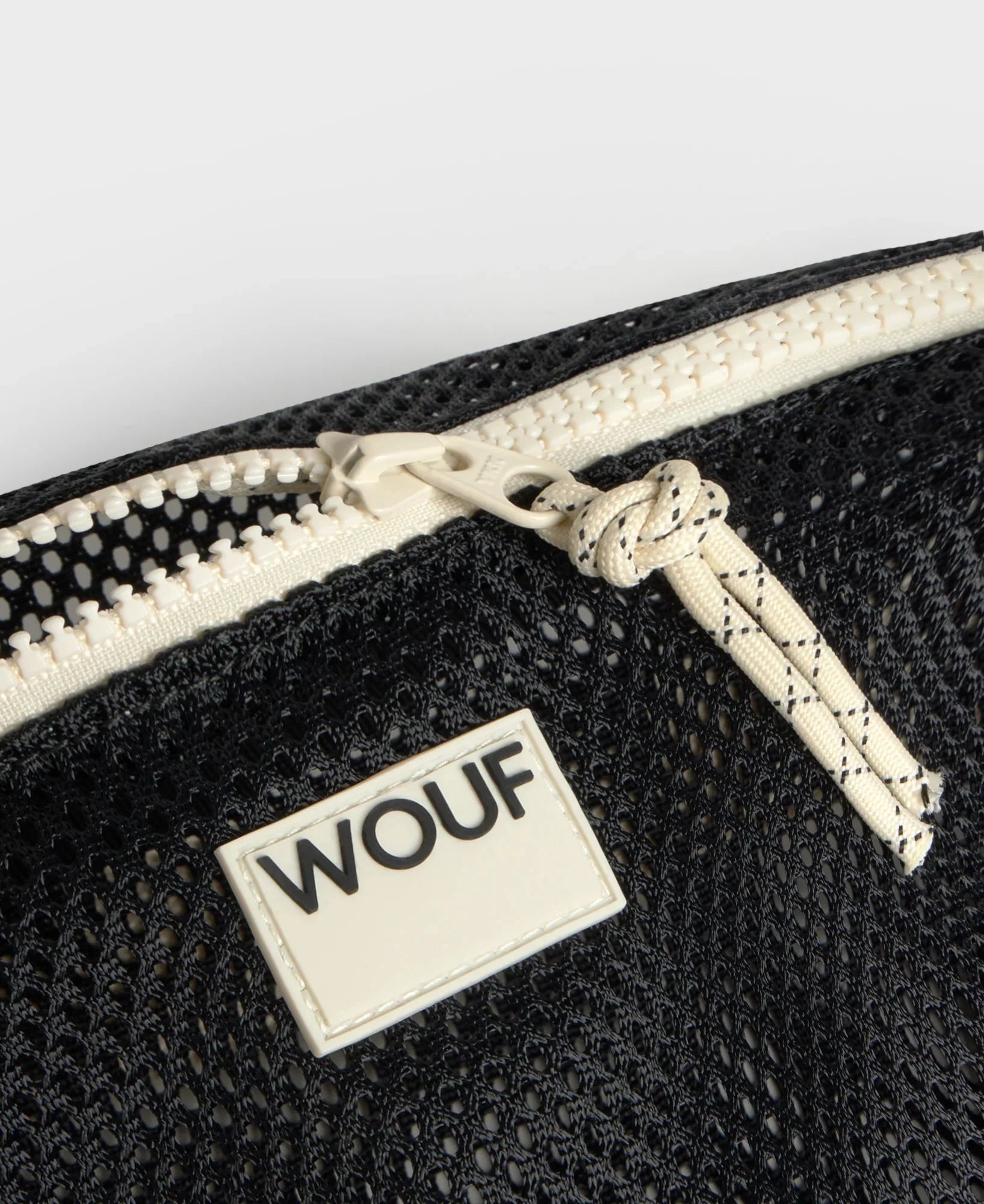 Síťovaná crossbody ledvinka WOUF Onyx | Lavly.cz